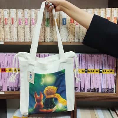 کیف پارچه ای جیب دار 32*32 (طرح شازده کوچولو،کد 2122)