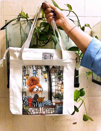 کیف پارچه ای جیب دار 32*32 (طرح زن کتابخوان،کد 2120)